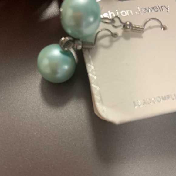 Faux pearl earrings - Picture 2 of 4